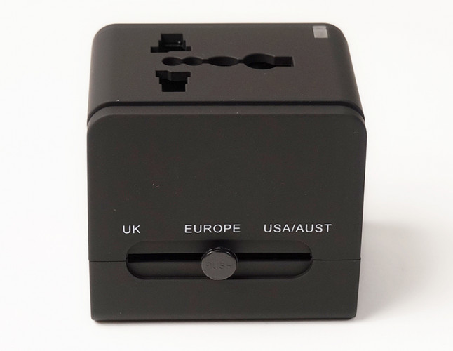 Универсальный дорожный сетевой переходник PowerPlant c USB 220V 6A